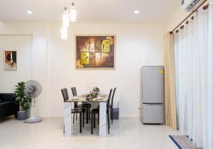uma cozinha e sala de jantar com uma mesa e um frigorífico em AreeHouse 曼谷 300平方 獨棟別墅 家庭首選 近7-11 BigC MRT em Bangkok