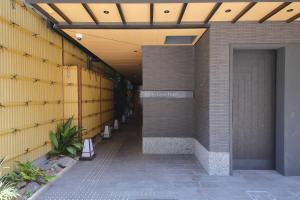 un couloir vide d'un bâtiment avec une porte dans l'établissement KYOTO GION HOTEL, à Kyoto