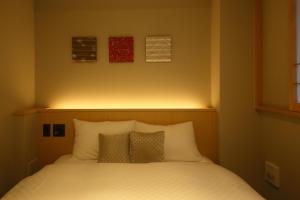 KYOTO GION HOTEL客房内的一张或多张床位