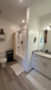 Ванна кімната в 3rd floor condo in Providence
