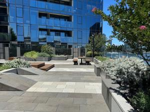 een binnenplaats met banken voor een gebouw bij Urban Retreat Modern Elegance in Docklands in Melbourne