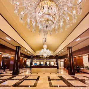 un gran vestíbulo con una gran lámpara de araña en Islamabad Marriott Hotel en Islamabad