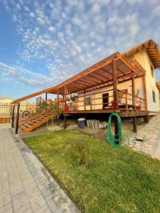ein Haus, das mit einem Holzdach gebaut wird in der Unterkunft Casa tramonto in Los Órganos