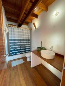 ein Badezimmer mit einer Badewanne, einem WC und einem Waschbecken in der Unterkunft Casa tramonto in Los Órganos
