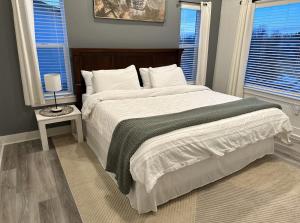 Een bed of bedden in een kamer bij 3rd floor condo in Providence