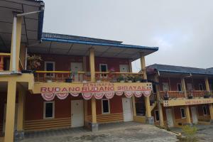 Un edificio con un cartello che dice "ruminando finanziamenti sarawak" di OYO 93780 Rudang Rudang Sibayak a Berastagi