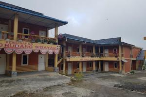 a building with a sign that reads ruking shawarma brewery at OYO 93780 Rudang Rudang Sibayak in Berastagi