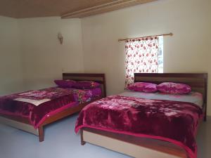 Tempat tidur dalam kamar di OYO 93780 Rudang Rudang Sibayak