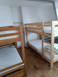 a room with two bunk beds in a room at La Mansio de Bons in Les Deux Alpes