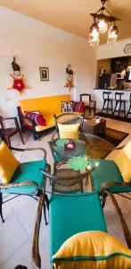 La Hacienda ras sedr chalet في رأس سدر: غرفة معيشة مع كراسي وأريكة