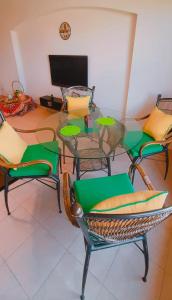 une salle à manger avec une table et des chaises en verre dans l'établissement La Hacienda ras sedr chalet, à Ras Sudr