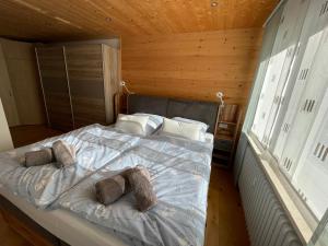 una camera da letto con un grande letto con due cuscini di FeWo Bergzeit-Nagelfluh direkt am Naturpark a Blaichach
