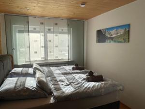 ブライハッハにあるFeWo Bergzeit-Nagelfluh direkt am Naturparkのベッドルーム1室(窓の前にベッド2台付)