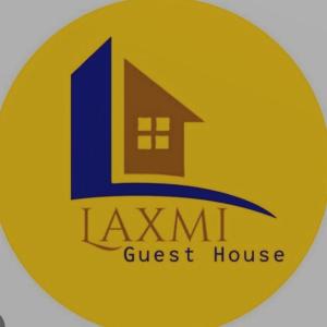 logotipo de una pensión en círculo amarillo en Laxmi Guest House (Arambol Beach) en Arambol