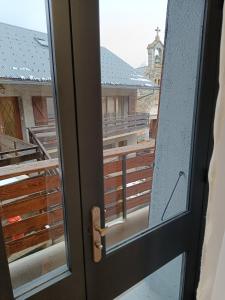 een deur met uitzicht op een balkon bij La Mansio de Bons in Les Deux Alpes