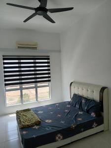 a bedroom with a bed with a ceiling fan at Dream House in Chemor