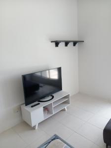 Una televisión o centro de entretenimiento en Dream House