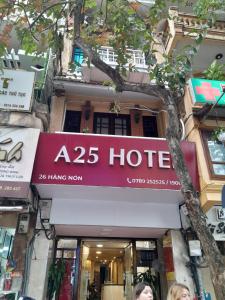 um sinal de hotel em frente a um edifício em A25 Hotel - 26 Hàng Nón em Hanói