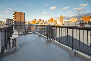 a balcony with a view of a city at - UMI-Haven 福島 - 隣駅5LDK戸建 in Osaka