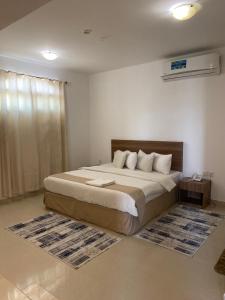 En eller flere senger på et rom på Rabih Furnished Apartments