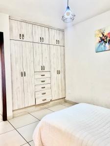 Un pat sau paturi într-o cameră la Habitación/Casa