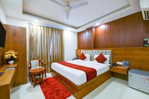 Una cama o camas en una habitación de Hotel Grand Qubic Near Delhi Airport