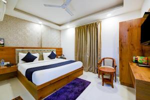 Uma cama ou camas num quarto em Hotel Grand Qubic Near Delhi Airport