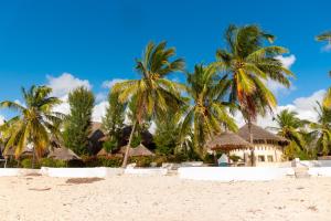 un complejo en la playa con palmeras en Malindi Palm Villa- Harbour Key Cottages, Villa 16, Silver Sands Road en Malindi