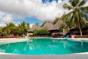 einen Pool in einem Resort mit Palmen und Hütten in der Unterkunft Malindi Palm Villa- Harbour Key Cottages, Villa 16, Silver Sands Road in Malindi