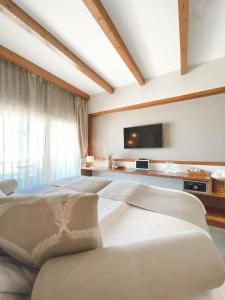 um quarto com 2 camas e uma televisão de ecrã plano em The Breakers Diving and Surfing Lodge Soma Bay em Hurghada