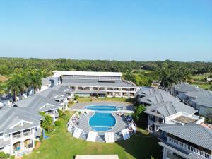 - une vue aérienne sur une maison avec une piscine dans l'établissement Baywatch Resort, Colva Goa, à Colva