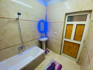 a bathroom with a tub and a toilet and a sink at كورنيش النيل البحر الاعظم -Nile corniche albahr alaeizam in Cairo