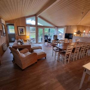 uma sala de estar com mesa e cadeiras em Excellent Cottage With Sauna And Spa, 10 Persons, em Højby