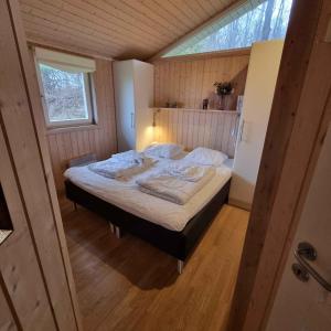 um quarto com uma cama num pequeno quarto em Excellent Cottage With Sauna And Spa, 10 Persons, em Højby