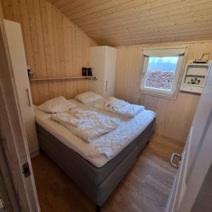 เตียงในห้องที่ Excellent Cottage With Sauna And Spa, 10 Persons,