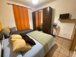 1 dormitorio con 1 cama y TV en Casa Duna en San Martín de la Vega