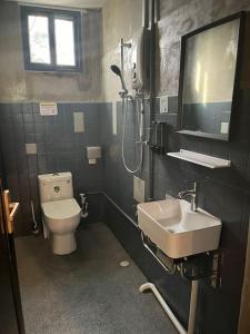 y baño con aseo y lavamanos. en JW Homestay (ShopHouse Lv2), en Kudat