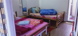 Zimmer mit 2 Etagenbetten und einem Spiegel in der Unterkunft Shriya Homestay in Kurseong