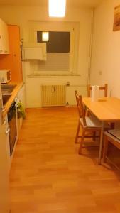 een keuken en eetkamer met een tafel en een tafel en stoelen bij Home 2 Share in Braunschweig in der Nähe vom VW und Stadium. in Braunschweig