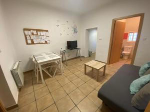 a living room with a couch and a table at CASA KIARA in San Martín de la Vega