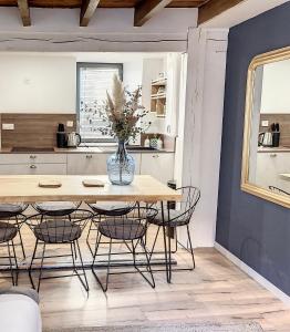 - une salle à manger avec une table et des chaises dans l'établissement La Luchonnaise-Maison hypercentre, à Luchon