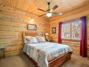 a bedroom with a bed in a log cabin at Doty's River Inn is a Peaceful 3bd in Twin Lakes in Twin Lakes