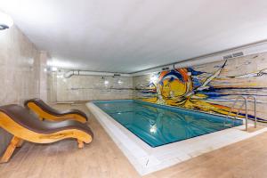 The swimming pool at or close to Valens Hotel Downtown