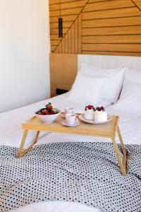 ein Tablett mit zwei Schalen Erdbeeren auf einem Bett in der Unterkunft DOMKI NA LUZIE in Spytkowice