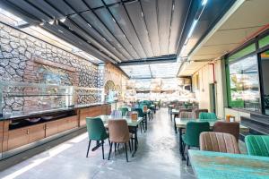 A seating area at Valens Hotel Downtown