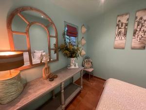een kamer met een wastafel met een spiegel en een bed bij Mas de Provence en Riviera in La Roquette-sur-Var