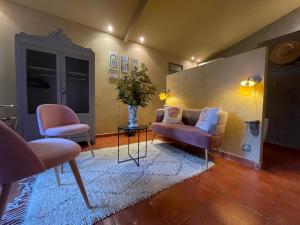 een woonkamer met een bank en 2 stoelen bij Mas de Provence en Riviera in La Roquette-sur-Var