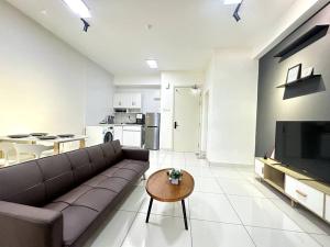 sala de estar con sofá y mesa en Simple Mont Kiara, 1B1B, 4.5 Pax, Mitec Matrade en Kuala Lumpur