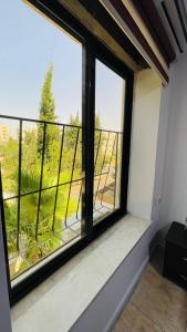 Zimmer mit einem Fenster und Aussicht in der Unterkunft Family Apt With New Ac in Amman