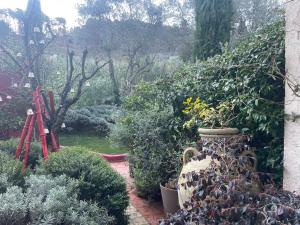 un jardín con un montón de plantas y una escalera en Mas de Provence en Riviera en La Roquette-sur-Var
